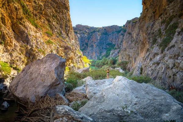 Veduta del fiume Kourtaliotis e del canyon vicino alla spiaggia di Preveli sul mare libico, sul fiume e sulla foresta di palme, Creta meridionale, Grecia — Foto Stock