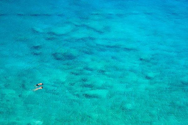 Vista acima de casal snorkeling em água do mar azul-turquesa, Glyka Nera, Chania, Creta, Grécia — Fotografia de Stock