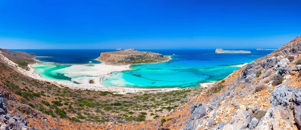 Fantastisk utsikt over Balos Lagune med magisk turkis, laguner, tropiske strender av ren hvit sand og Gramvousa øy på Kreta, Hellas – stockfoto