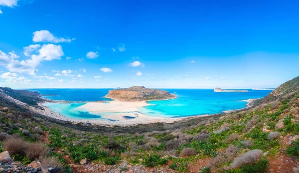 Fantastisk utsikt over Balos Lagune med magisk turkis, laguner, tropiske strender av ren hvit sand og Gramvousa øy på Kreta, Hellas – stockfoto