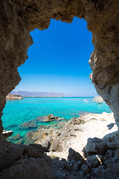 Koufonisi 섬 마법의 청록색의 놀라운 볼이 바다, 산호초, 열 대 해변의 크레타, 그리스에 순수한 백색 모래 및 고 대 유적 — 스톡 사진
