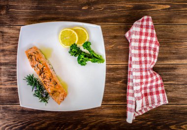 ızgara somon ve sebzeler