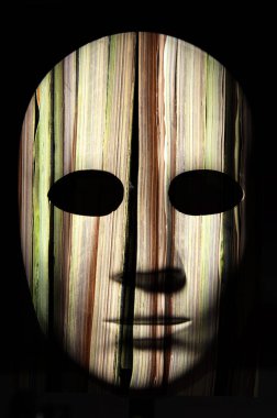 Yüzey, nötr ifade koyu arka plan üzerinde kırık kaba ahşap dokulu maskeyle boyalı.