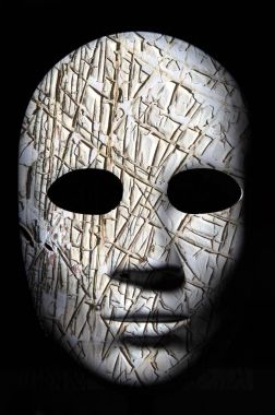 Yüzey, nötr ifade koyu arka plan üzerinde kırık kaba ahşap dokulu maskeyle boyalı.