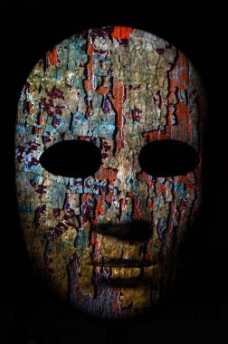 Yüzey, nötr ifade koyu arka plan üzerinde kırık kaba ahşap dokulu maskeyle boyalı.