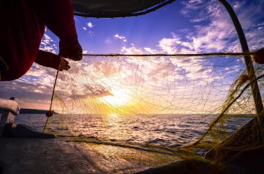 Balıkçının el siluet atma Balık ağı batımında, Crete, Yunanistan