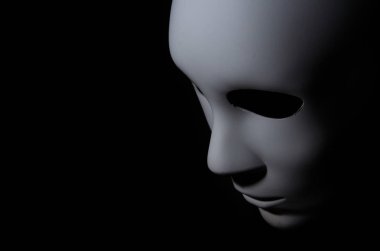 Nötr ifade ve gölgeler koyu arka plan üzerinde beyaz maske.