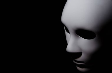 Nötr ifade ve gölgeler koyu arka plan üzerinde beyaz maske.