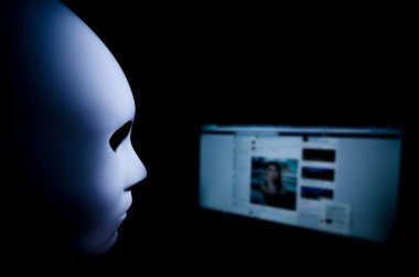 Senin perde kim olduğunu asla bilemezsin. Bir bilgisayar - önünde kimliğini gizlemek için anonim maskesi Internet suçlu ve siber güvenlik tehdit kavramı.