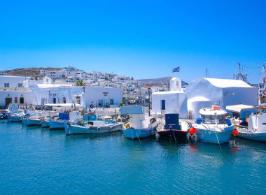 Naoussa Port, Paros Island, Yunanistan küçük bir kilise önünde demirleme geleneksel balıkçı tekneleri
