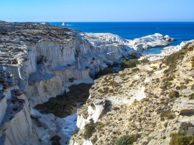 Beyaz tebeşir kayalıklarla Sarakiniko, Milos island, Cyclades, Yunanistan.