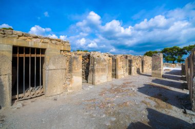 Phaistos şehir, Crete antik kalıntıları. Burada bir sarmal damgalı hiyeroglif sembol ile her iki tarafta ünlü Phaistos disk bir disk ateş kil kaplı bulundu.