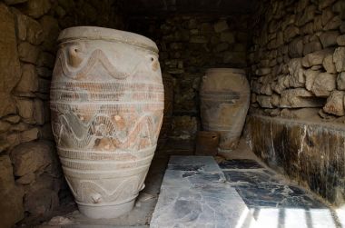 Phaistos şehir, Crete antik kalıntıları. Burada bir sarmal damgalı hiyeroglif sembol ile her iki tarafta ünlü Phaistos disk bir disk ateş kil kaplı bulundu.