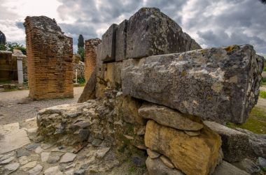 Antik Odeon karşın içinde taşlar üzerinde hukuk kodlarının yazıtlı. Messara düz, Girit, Yunanistan. Karşın, Gortys veya Gortyna Akdeniz Girit Adası, Unesco geçici liste üzerinde arkeolojik bir sitedir
