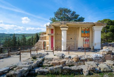 Yunanistan 'ın Girit kentindeki Knossos kentindeki sarayın kuzey girişi.