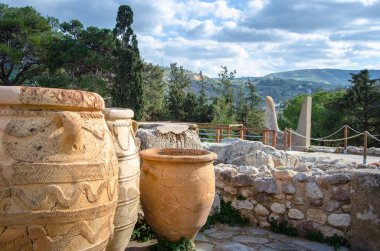 Yemek ve şarap minoan royal court palace Knossos minotaur boynuz arka plan, çevre Heraklion, ada Girit, Yunanistan arması ile için için dergi