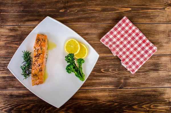 ızgara somon ve sebzeler