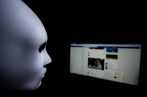 Nunca se sabe quién está detrás de la pantalla. Máscara anónima para ocultar la identidad frente a una computadora: concepto de amenaza para la seguridad cibernética y criminal en Internet . —  Fotos de Stock