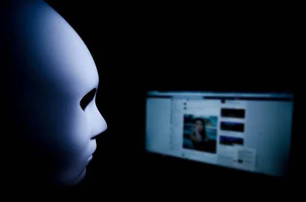 Никогда не знаешь, кто за твоим экраном. Анонимная маска для сокрытия личности перед компьютером - интернет преступник и концепция угрозы кибербезопасности . — стоковое фото