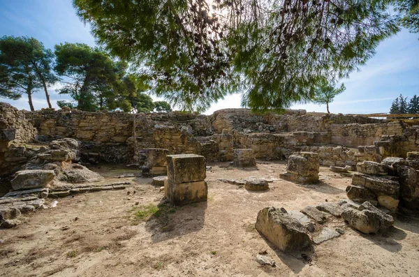 Antiguas ruinas de la ciudad de Phaistos, Creta. Aquí se encontró el famoso disco de faistos un disco de arcilla cocida cubierto por ambos lados con una espiral de símbolos jeroglíficos estampados . — Foto de Stock