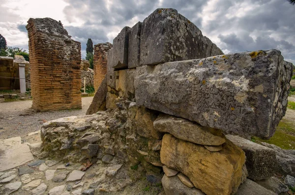 Antiguo Odeón con inscripciones de los códigos de la ley en las piedras de Gortyn. Messara Plain, Creta, Grecia. Gortyn, Gortys o Gortyna es un sitio arqueológico en la isla mediterránea de Creta, lista tentativa de la UNESCO — Foto de Stock