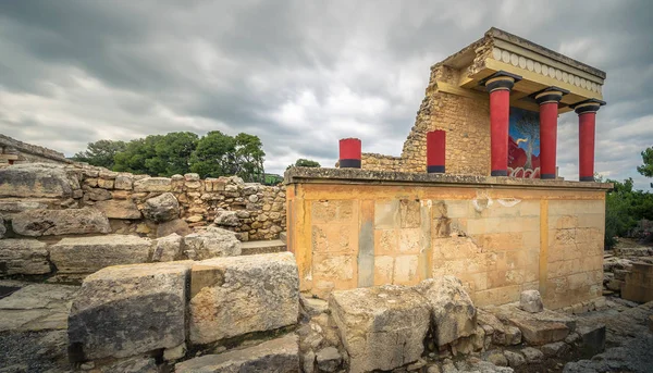 De noordelijke ingang van het paleis met het opladen van stier fresco in Knossos op Kreta, Griekenland — Stockfoto