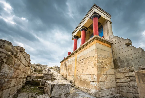 La entrada norte del palacio con la carga de fresco de toro en Knossos en Creta, Grecia — Foto de Stock