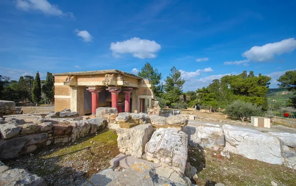 La entrada norte del palacio con la carga de fresco de toro en Knossos en Creta, Grecia —  Fotos de Stock