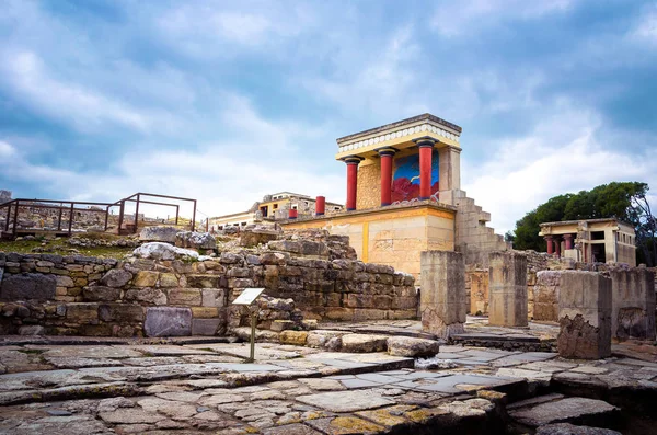 De noordelijke ingang van het paleis met het opladen van stier fresco in Knossos op Kreta, Griekenland — Stockfoto