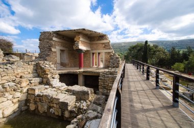 Yunanistan 'ın Girit kentindeki Knossos kentindeki sarayın kuzey girişi.