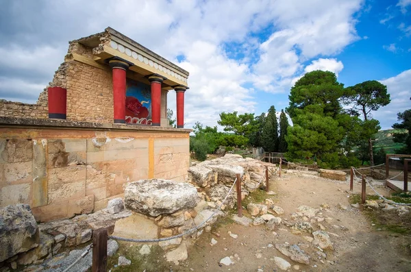 ทางเข้าด้านเหนือของพระราชวังพร้อมกับการชาร์จวัวสดใน Knossos ที่เกาะครีต ประเทศกรีซ — ภาพถ่ายสต็อก