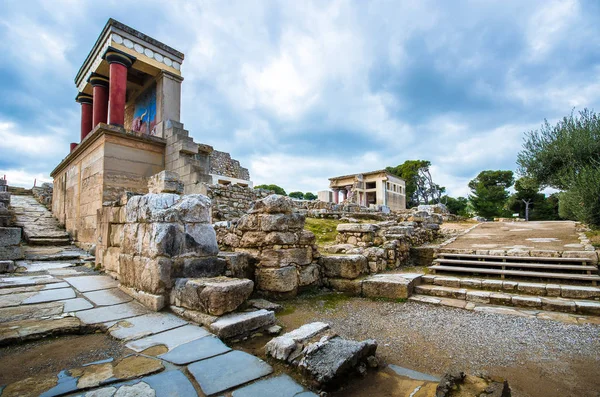 De noordelijke ingang van het paleis met het opladen van stier fresco in Knossos op Kreta, Griekenland — Stockfoto