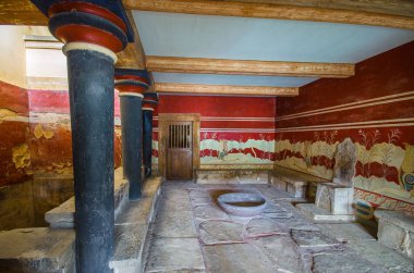 Heraklion, Yunanistan - 28 Ocak 2017: Tahta, ünlü antik kentin modern Kandiye kenti yakınında bulunan Girit'te Knossos Sarayı, hall