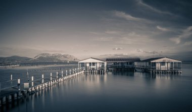 Küçük bir balıkçı evler stilts üzerinde göl Mesologgi, Yunanistan