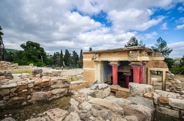 De noordelijke ingang van het paleis met het opladen van stier fresco in Knossos op Kreta, Griekenland — Stockfoto