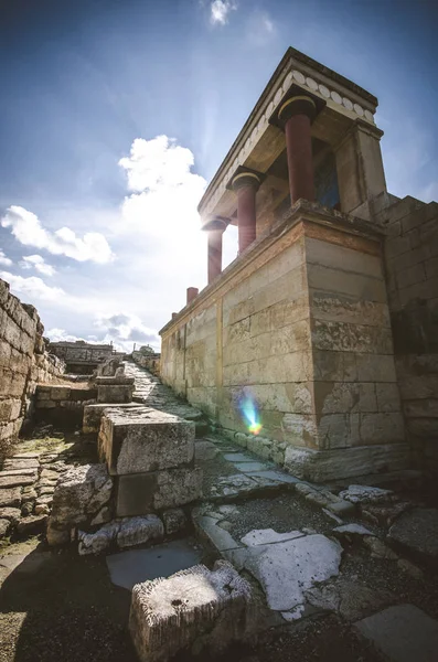 De noordelijke ingang van het paleis met het opladen van stier fresco in Knossos op Kreta, Griekenland — Stockfoto