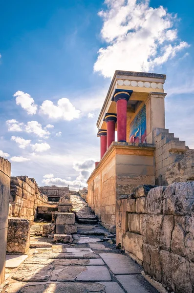 De noordelijke ingang van het paleis met het opladen van stier fresco in Knossos op Kreta, Griekenland — Stockfoto