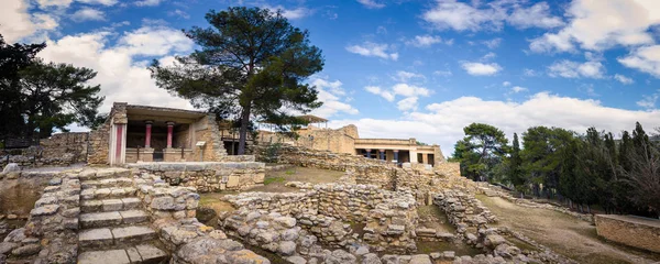 La entrada norte del palacio con la carga de fresco de toro en Knossos en Creta, Grecia — Foto de Stock