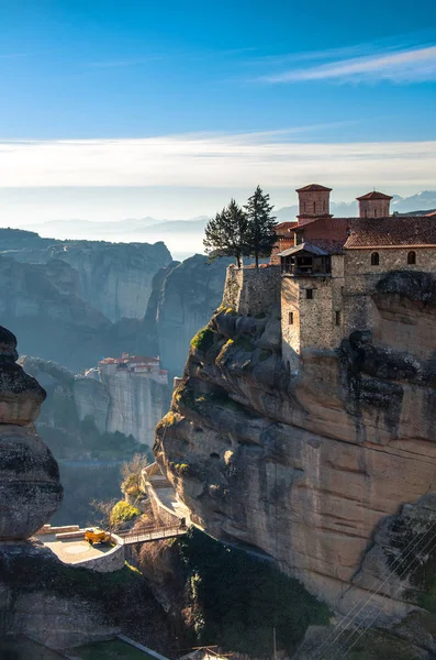 Impresionante vista del monasterio de Meteora al atardecer, Grecia. Formaciones geológicas de grandes rocas con monasterios encima de ellas . — Foto de Stock
