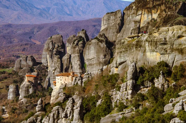 Zapierające dech w piersiach widok na klasztor Meteora o zachodzie słońca, Grecja. Formacje geologiczne duże skały z klasztorów na nich. — Zdjęcie stockowe