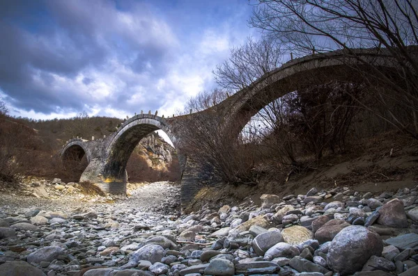 老普拉基达-Kalogerikon 拱形石桥上 Vikos 峡谷，Zagorohoria，希腊. — 图库照片