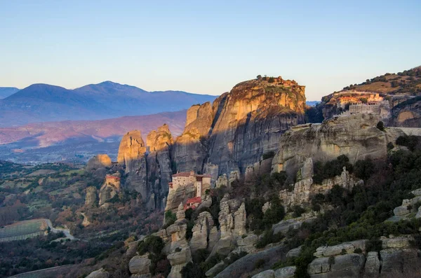 ギリシャ、メテオラの景色。それらの上に修道院と大きな岩の地層. — ストック写真