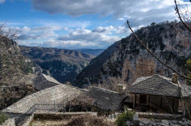 Etkileyici Vikos vadide Zagoria bölgesi, Batı Yunanistan, Avrupa'nın en derin-bir keşiş ev bazı kalıntıları ile.