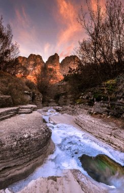 Kolymbithres Ovires buzul ile kışın. Küçük gölde doğal kayaların arasına iki en güzel köyleri Zagori bölgedeki Megalo (büyük) Papigo ve Mikro (küçük) Papigo, Yunanistan.