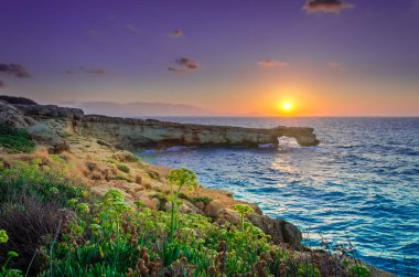 Rethimno, Crete yakınındaki gün batımında güzel doğal büyük taş kemer.