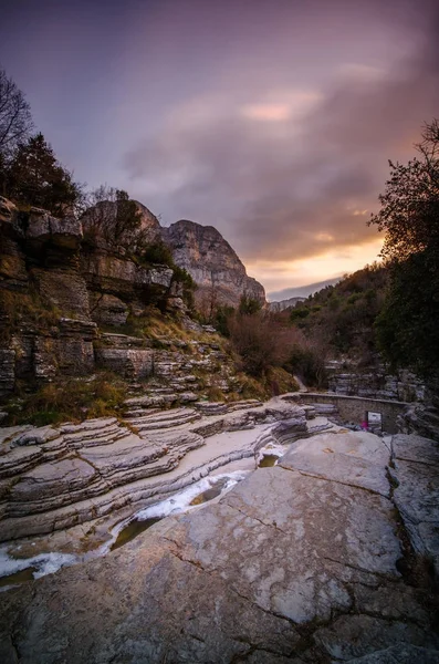 Kolymbithres Ovires buzul ile kışın. Küçük gölde doğal kayaların arasına iki en güzel köyleri Zagori bölgedeki Megalo (büyük) Papigo ve Mikro (küçük) Papigo, Yunanistan.