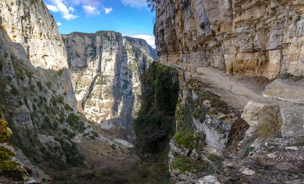 L'imponente gola Vikos nella regione di Zagoria, Grecia occidentale, la più profonda d'Europa, con alcune rovine di una casa monaca . — Foto Stock
