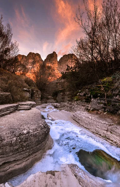 Kolymbithres Ovires buzul ile kışın. Küçük gölde doğal kayaların arasına iki en güzel köyleri Zagori bölgedeki Megalo (büyük) Papigo ve Mikro (küçük) Papigo, Yunanistan.