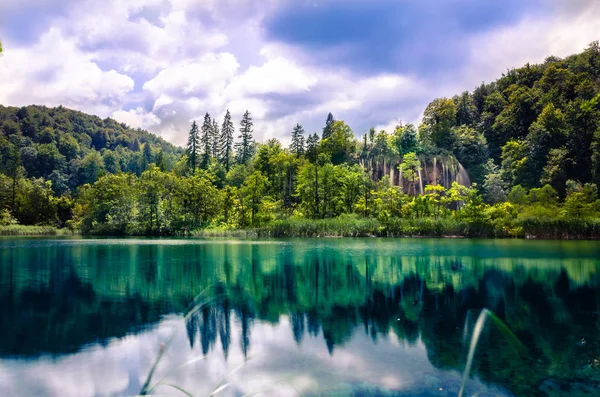 Lacs de Plitvice, Croatie. Parc naturel avec cascades et eau turquoise — Photo