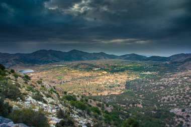 Yazın dağların güzel manzarası